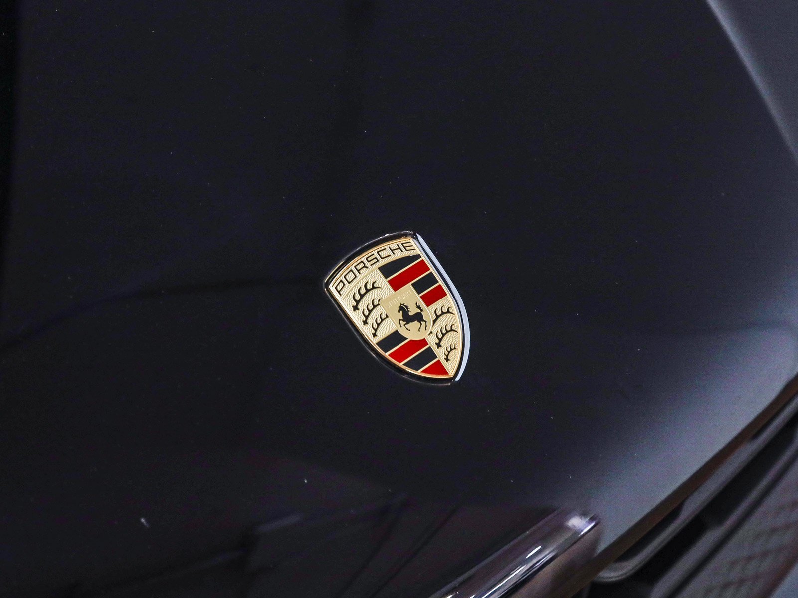 Certified 2025 Porsche Macan AWD/4WD image 32