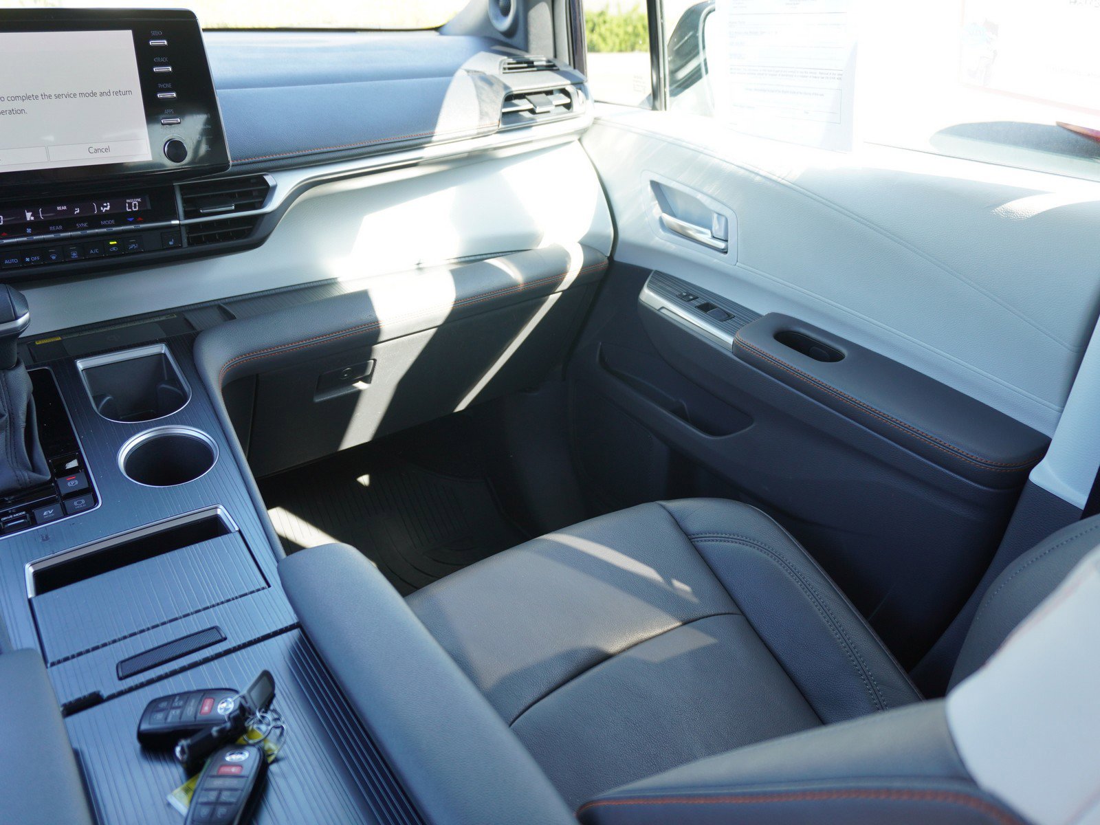 Used 2024 Toyota Sienna XSE w/ XSE Plus Package image 18