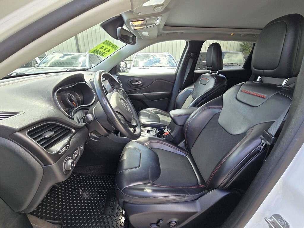 Used 2019 Jeep Cherokee Trailhawk w/ Comfort/Convenience Group AWD/4WD image 11