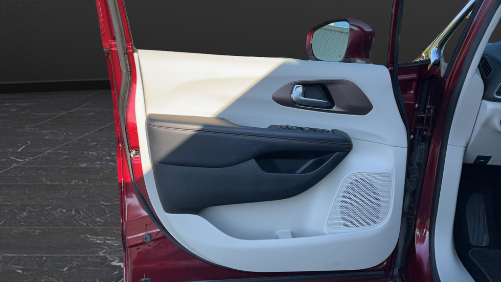 Used 2019 Chrysler Pacifica Touring Plus w/ Cold Weather Group FWD image 28