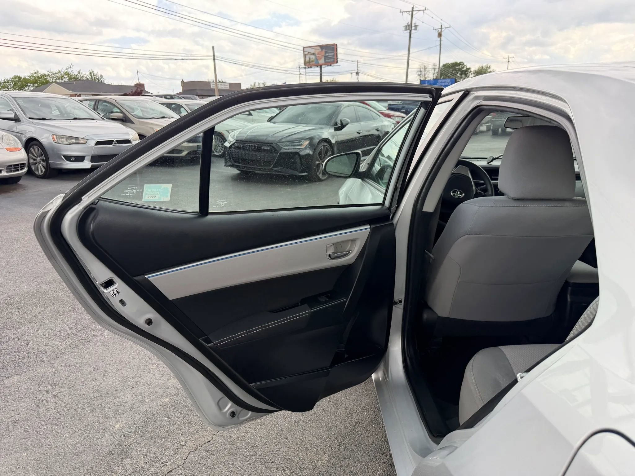 Used 2015 Toyota Corolla LE FWD image 30