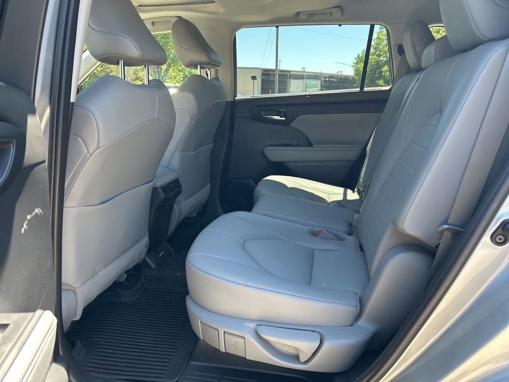 Used 2021 Toyota Highlander XLE AWD/4WD image 22