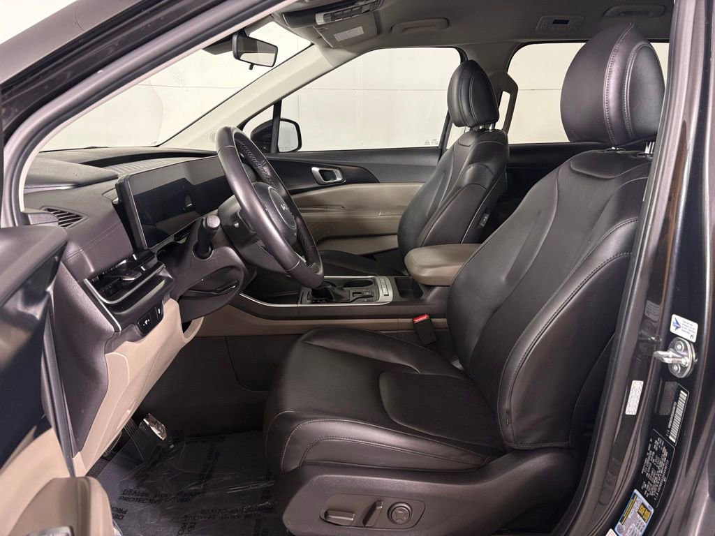 Used 2025 Kia Carnival image 16