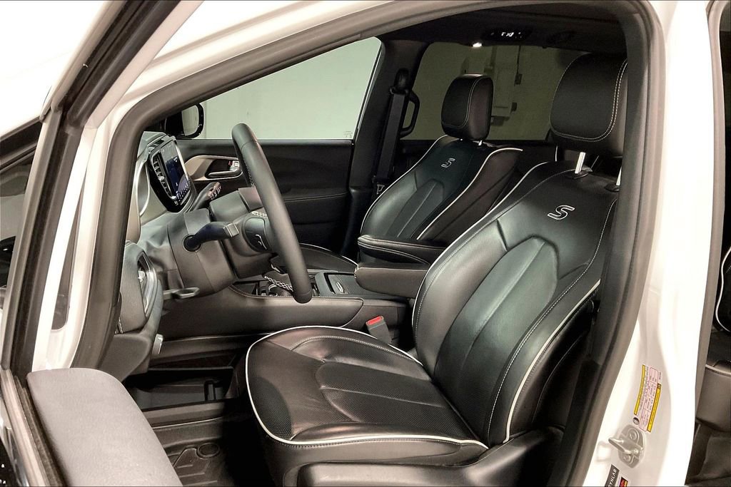Used 2024 Chrysler Pacifica Limited w/ Uconnect Theater Family Group AWD/4WD image 33
