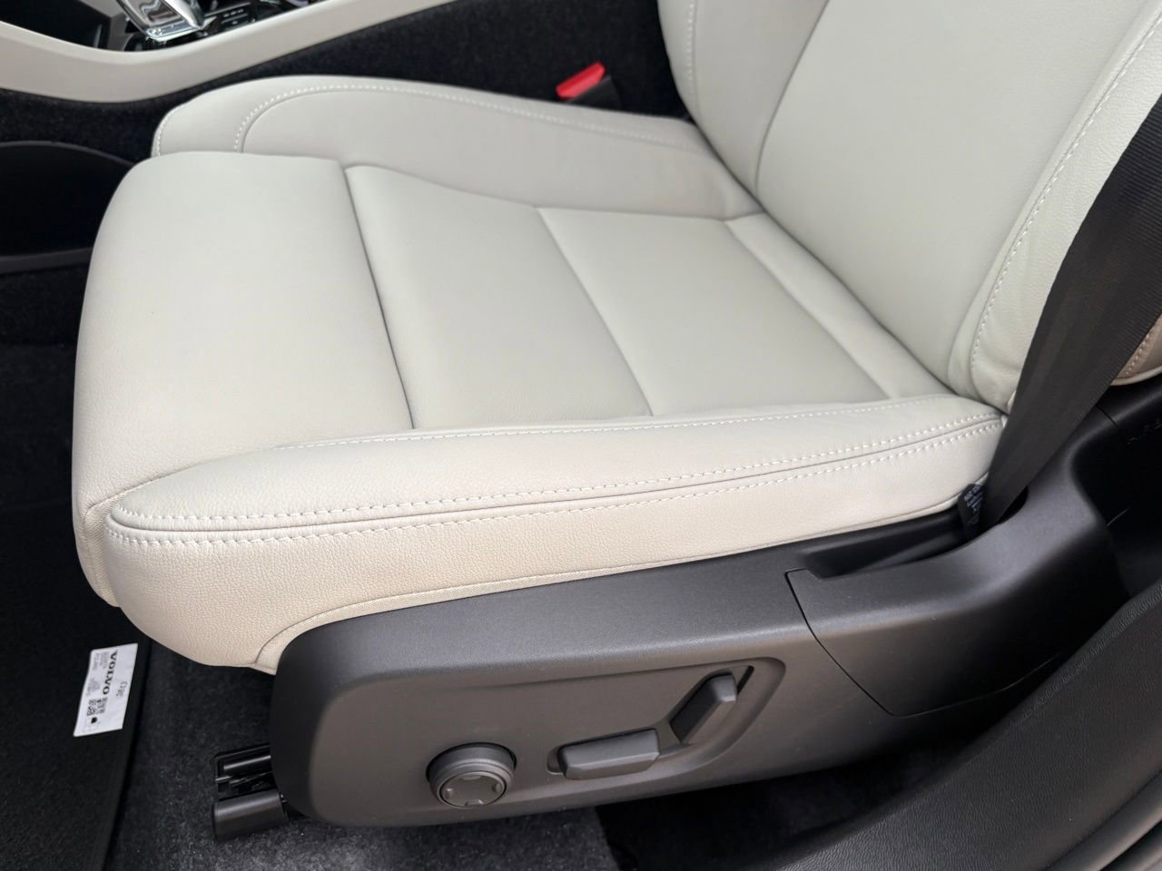 New 2026 Volvo XC40 B5 Plus w/ Protection Package Premier image 19