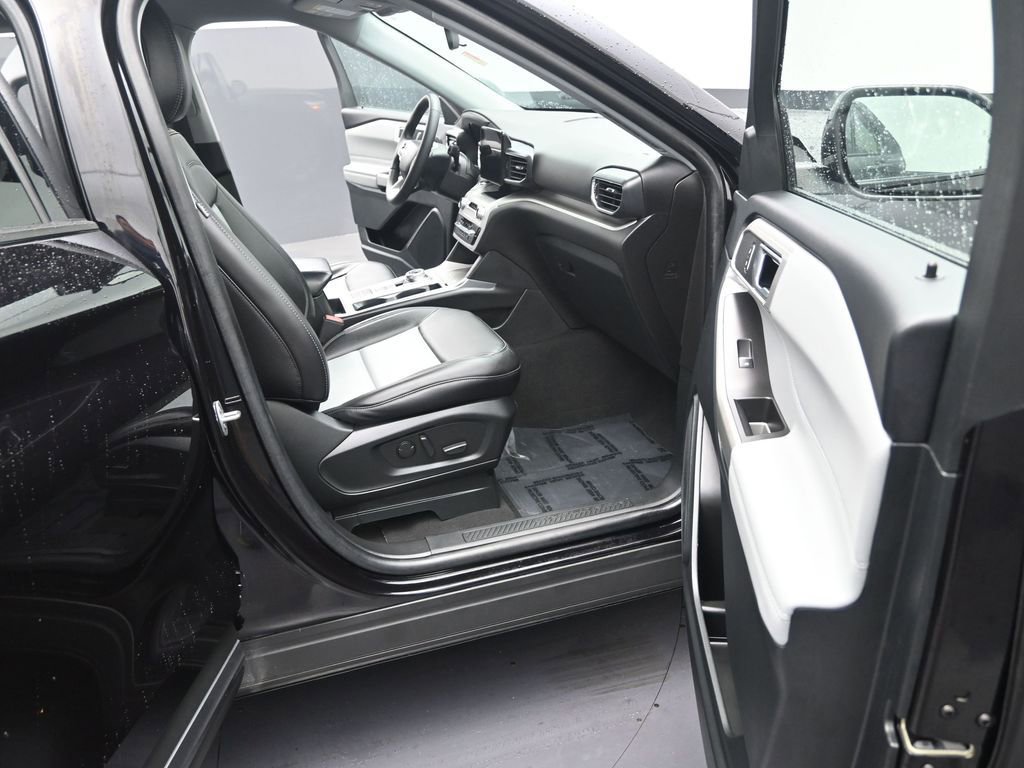 Used 2024 Ford Explorer XLT w/ Equipment Group 202A RWD image 15