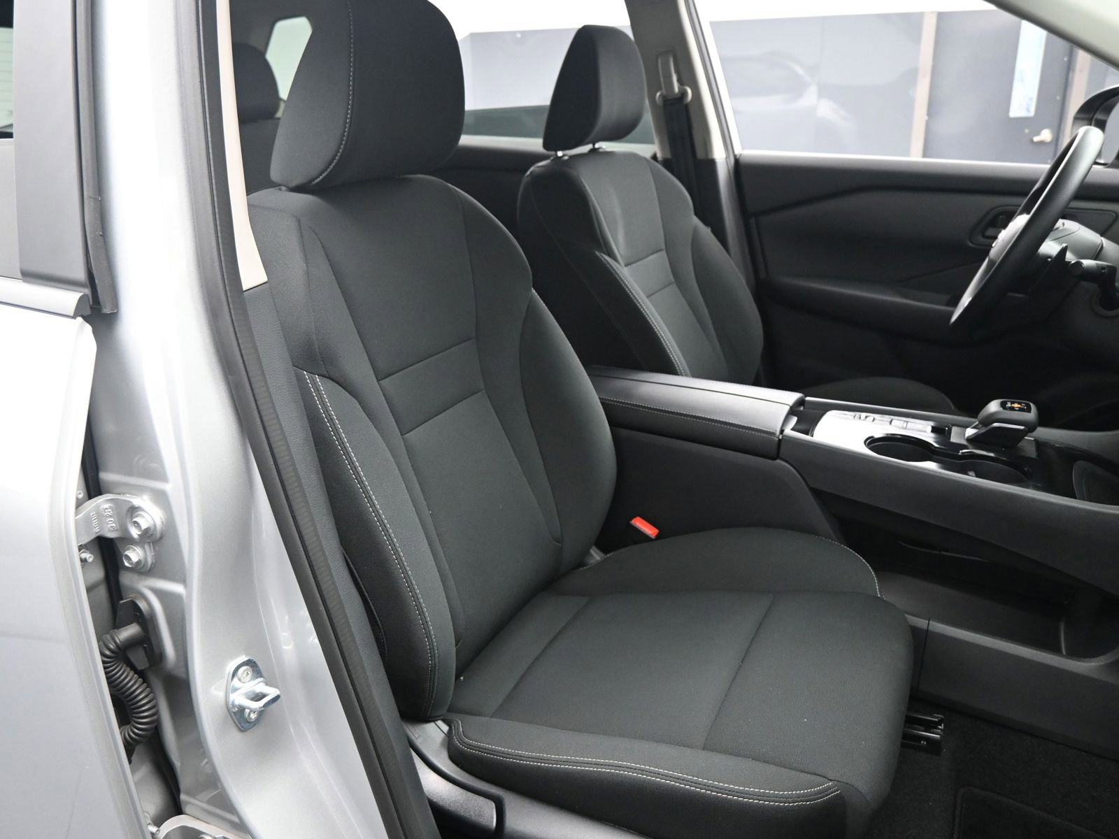 Used 2025 Nissan Rogue S image 14