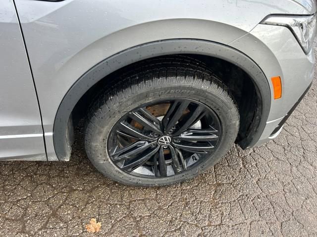 Used 2022 Volkswagen Tiguan SE R-Line image 27