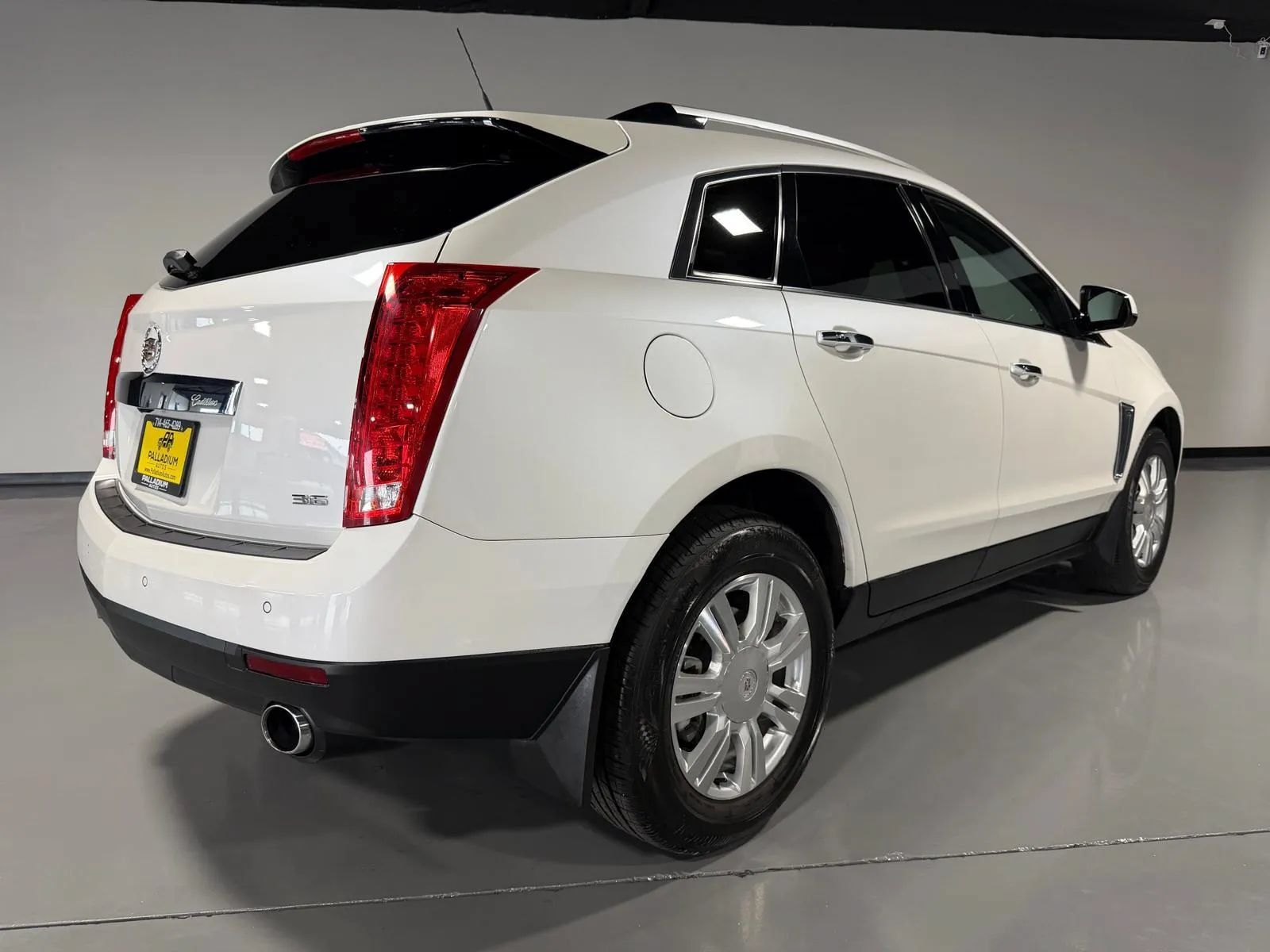 Used 2013 Cadillac SRX Luxury w/ Driver Awareness Package FWD image 4