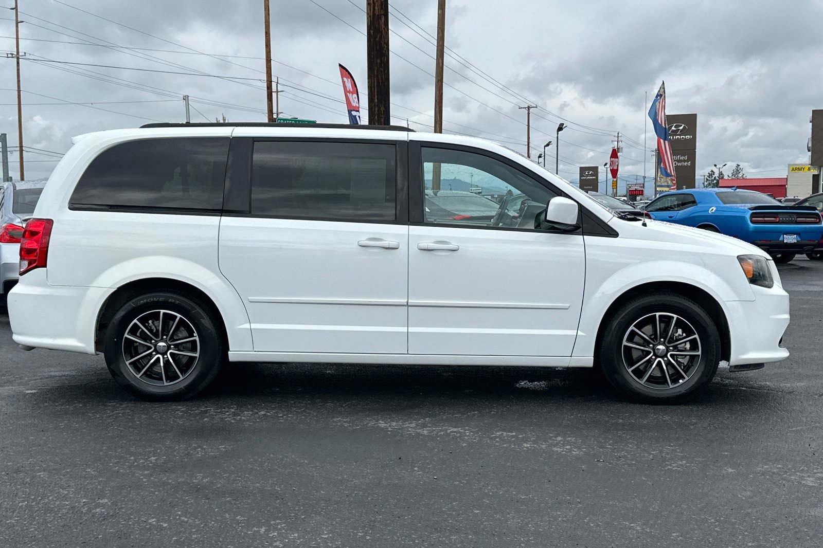 Used 2016 Dodge Grand Caravan R/T FWD image 3