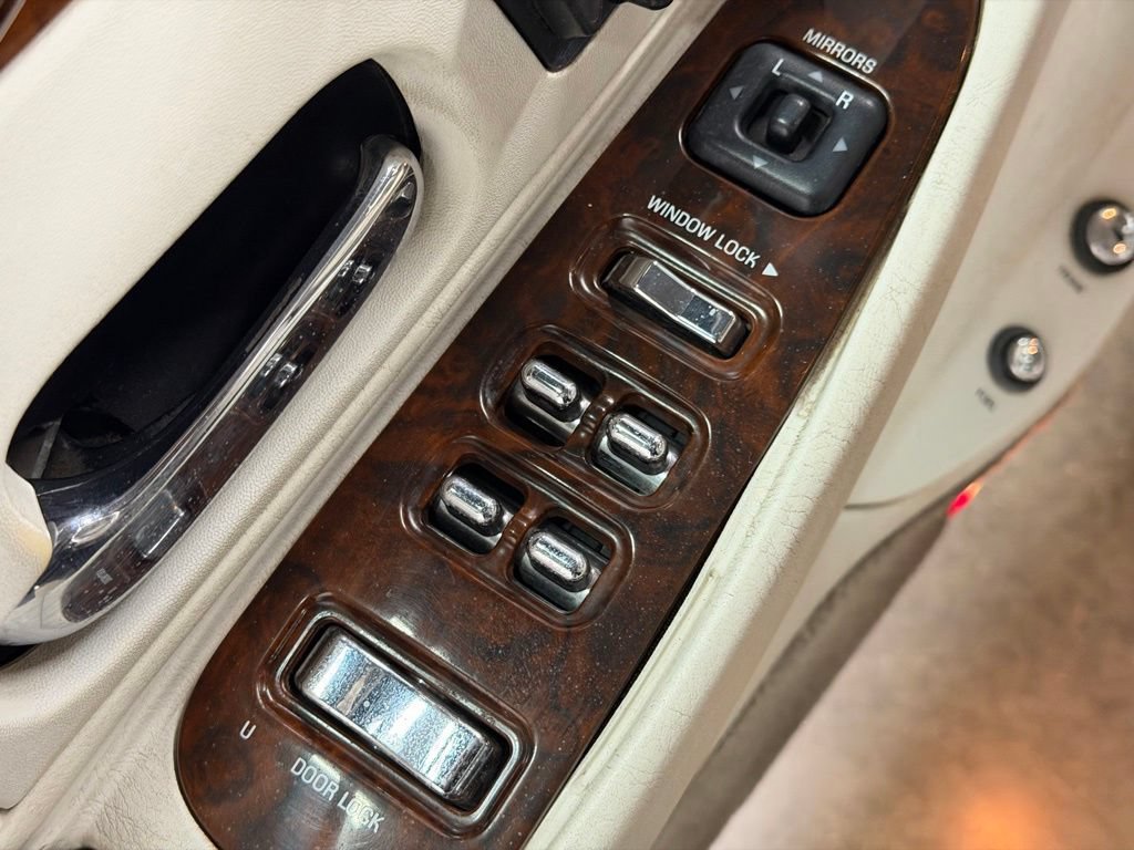 Used 2000 Lincoln Town Car Executive RWD image 24