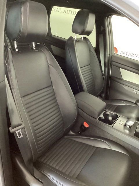 Used 2024 Land Rover Discovery Sport Dynamic SE image 3