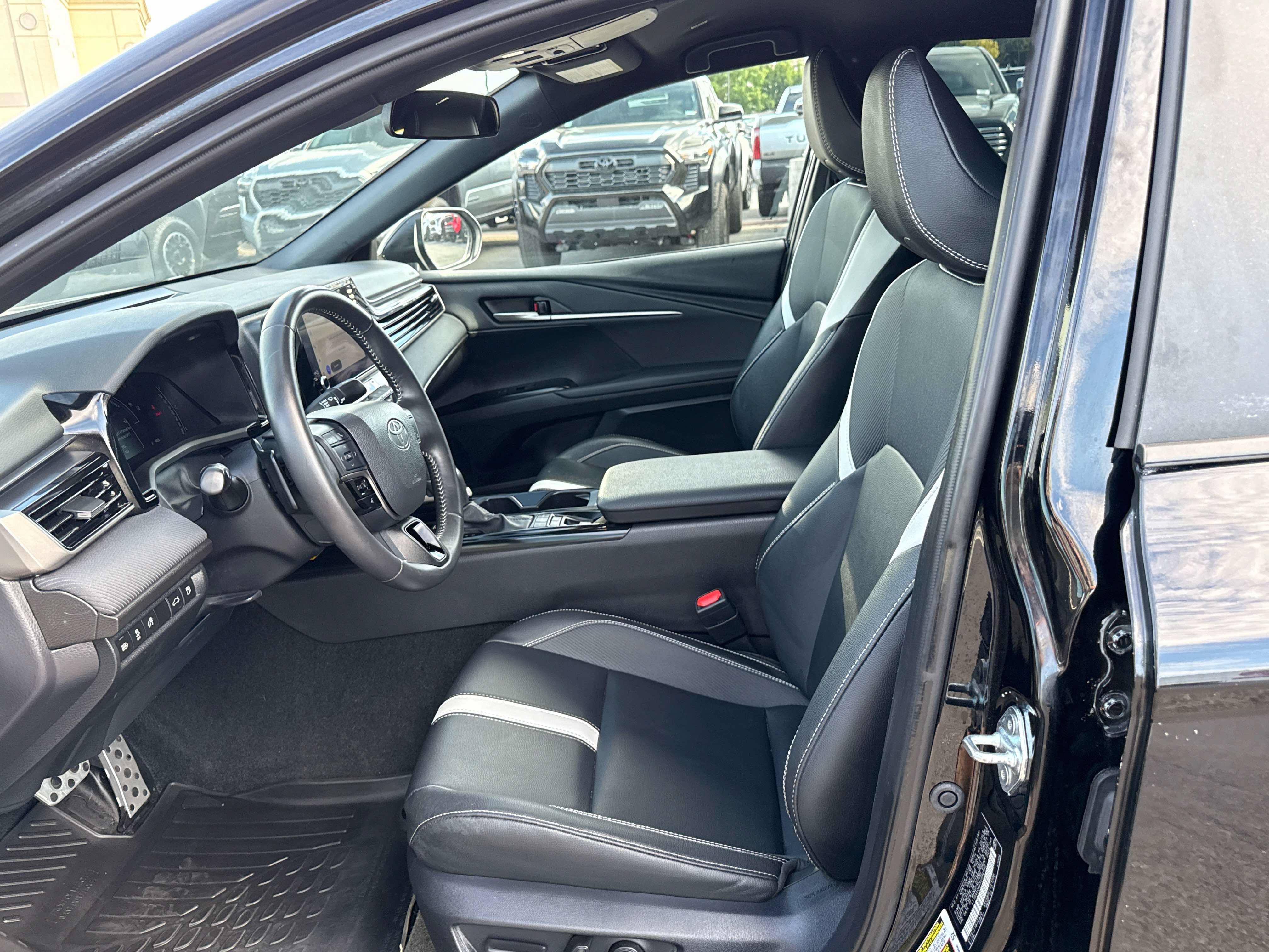 Used 2025 Toyota Camry SE FWD image 11