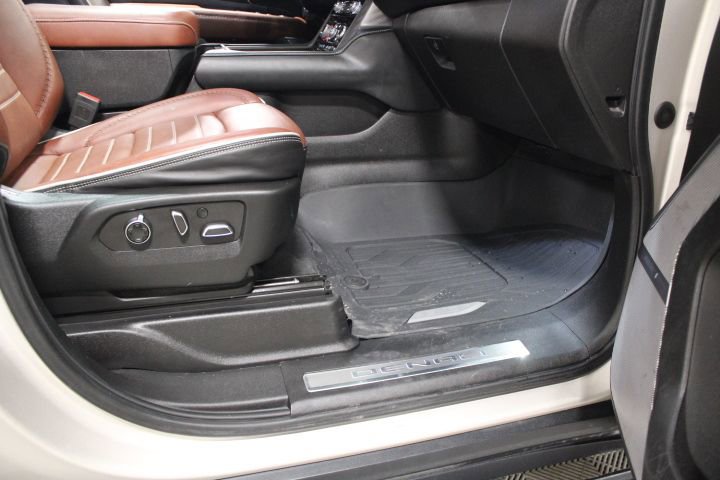 Used 2023 GMC Yukon XL Denali Ultimate w/ LPO, Floor Liner Package image 28