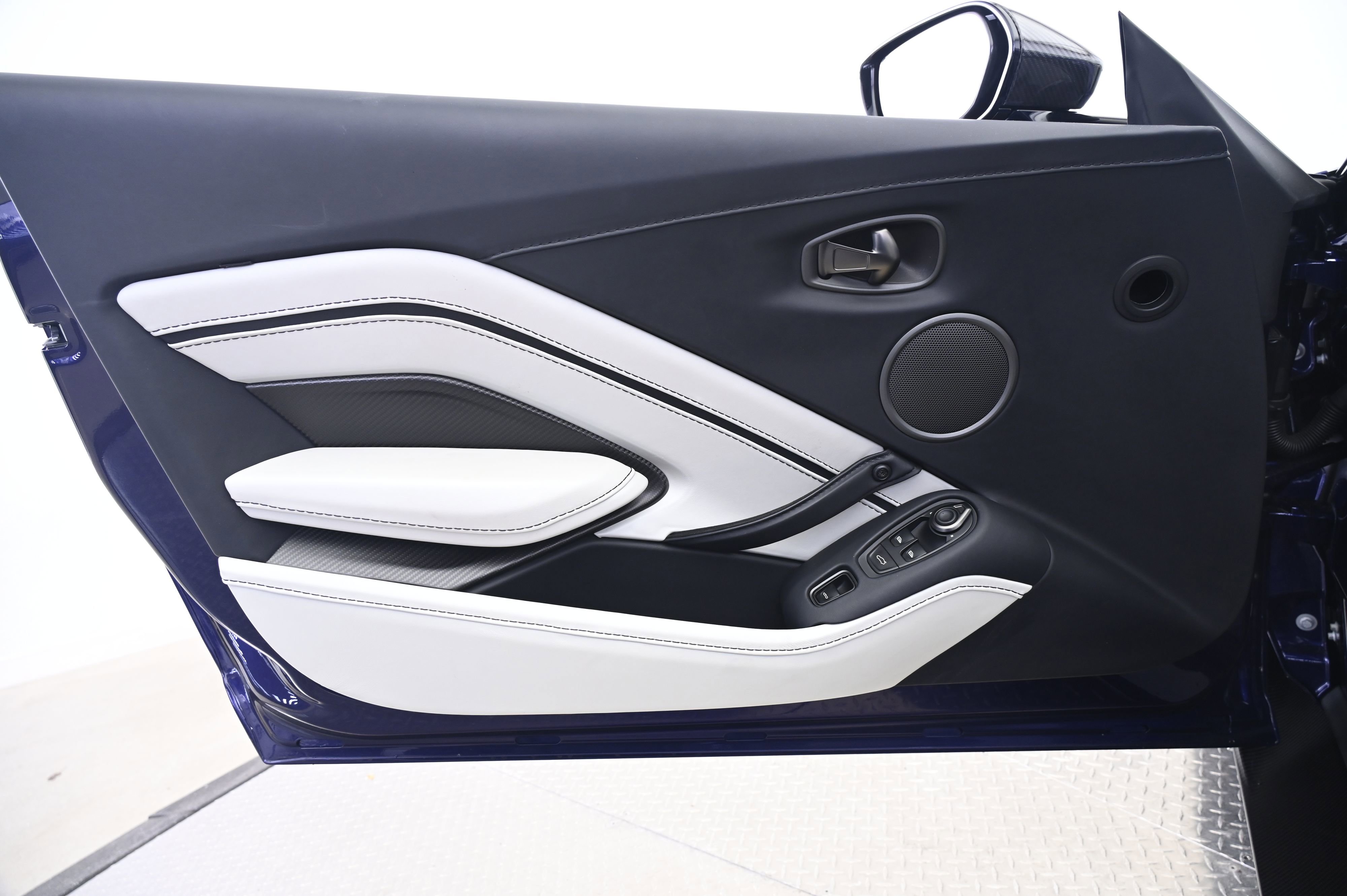 Used 2023 Aston Martin V12 Vantage Roadster image 26