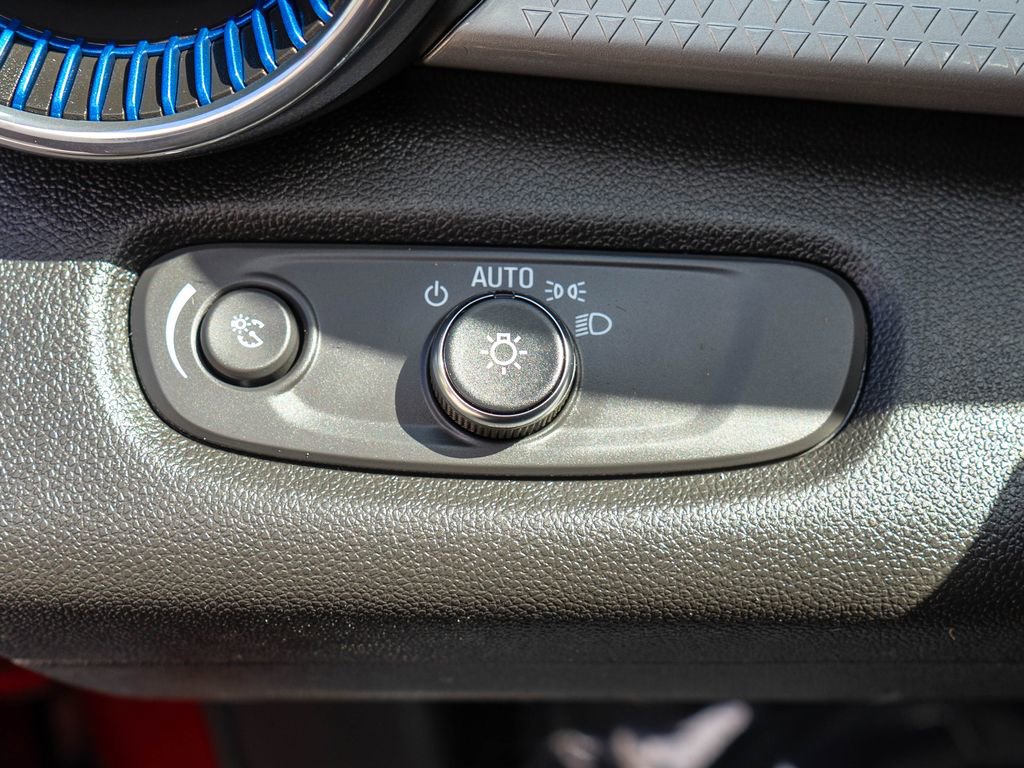 Used 2025 Chevrolet Trax LT FWD image 17