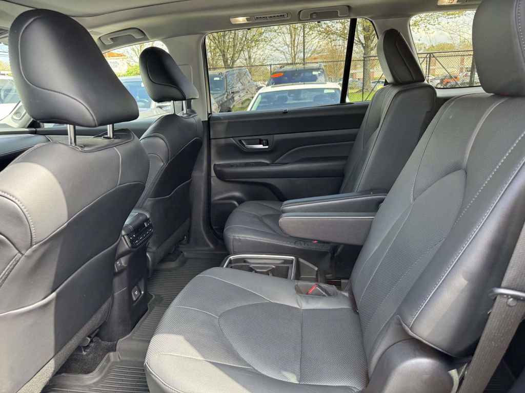 Used 2025 Toyota Grand Highlander AWD image 9
