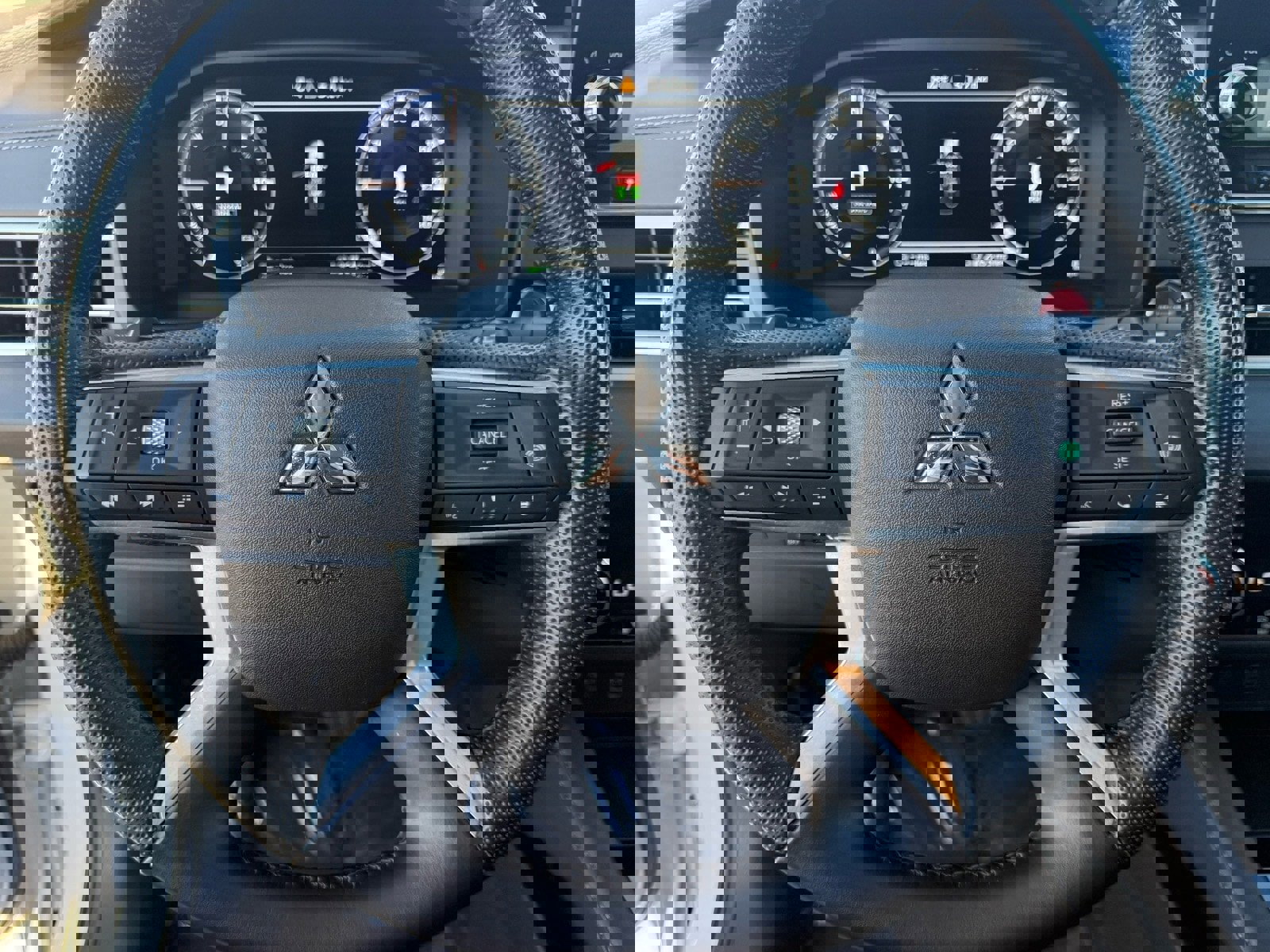 Used 2024 Mitsubishi Outlander 4WD Plug-In Hybrid image 17