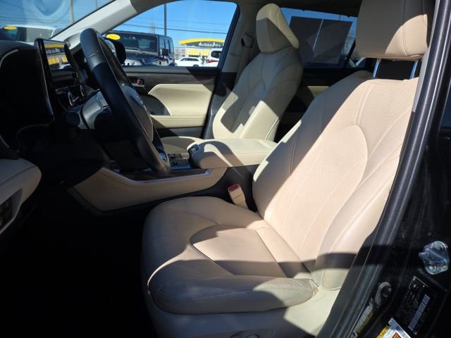 Used 2023 Toyota Highlander Limited image 9