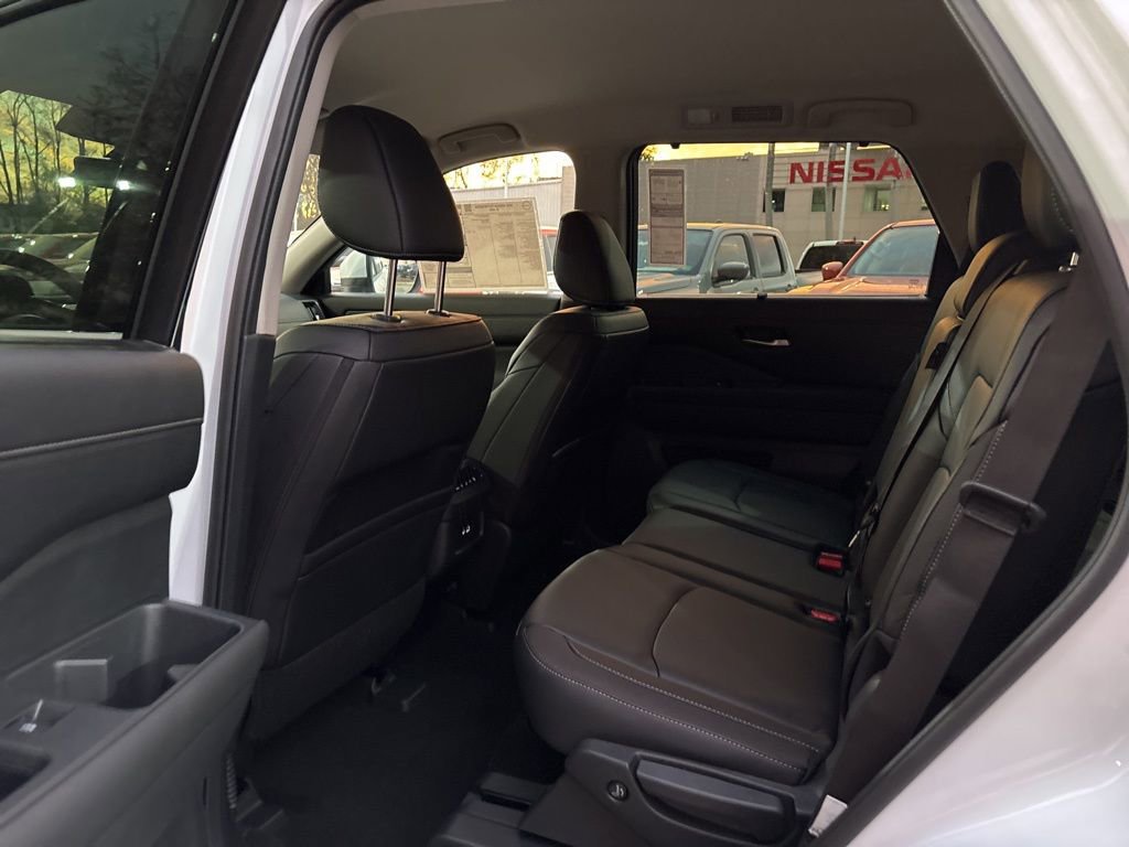 New 2025 Nissan Pathfinder SL image 15