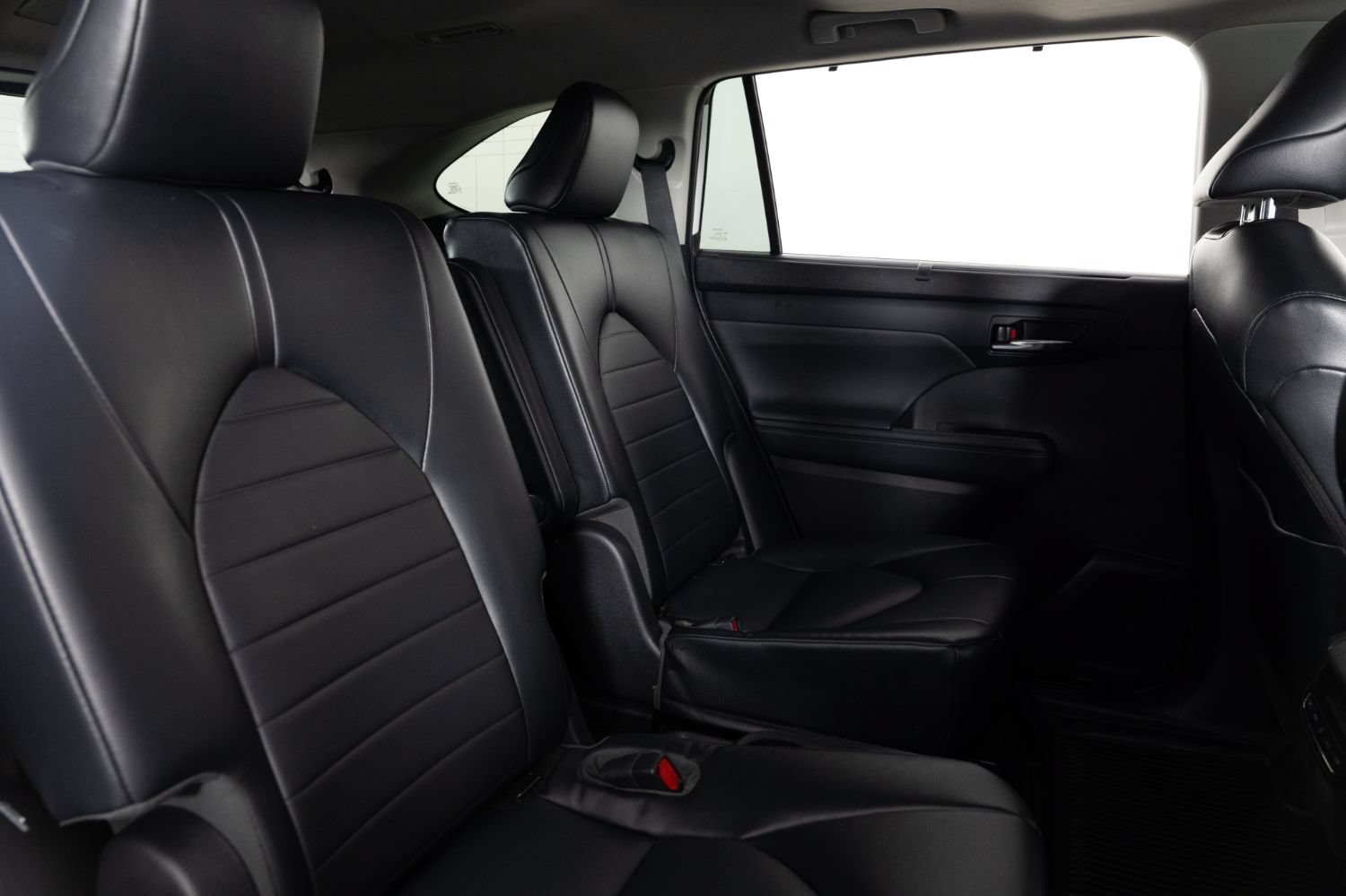 Used 2022 Toyota Highlander XLE FWD image 27