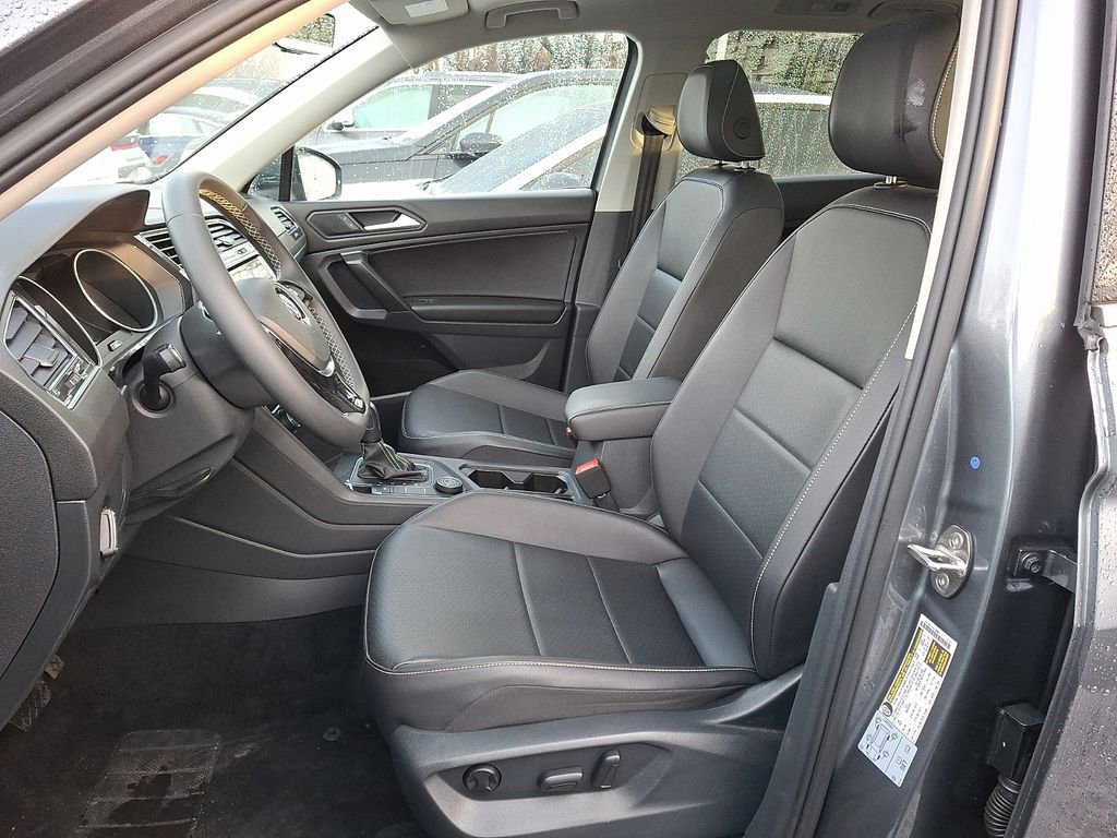 Used 2021 Volkswagen Tiguan SE w/ Panoramic Sunroof Package image 9