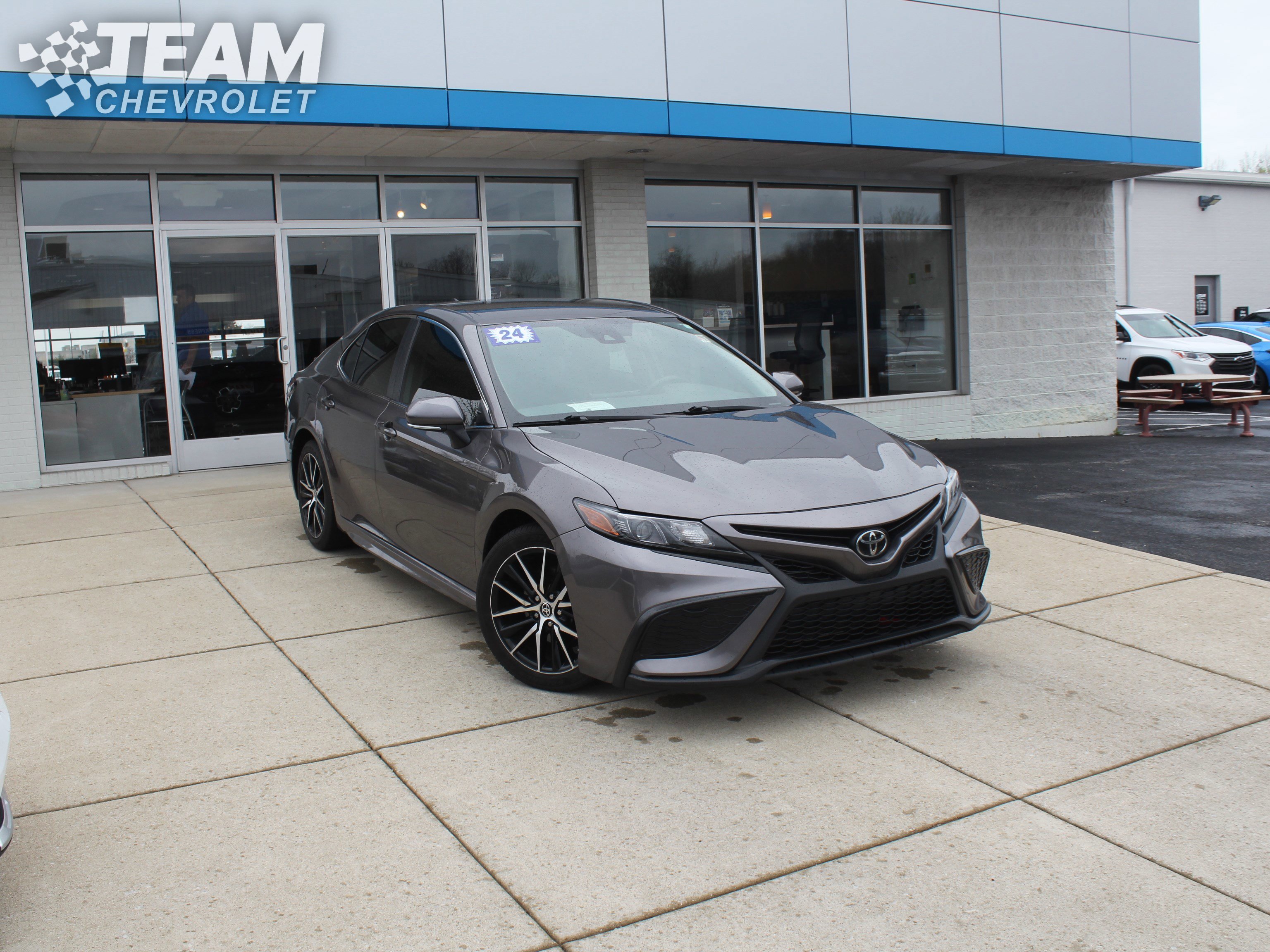 Used 2024 Toyota Camry SE image 2