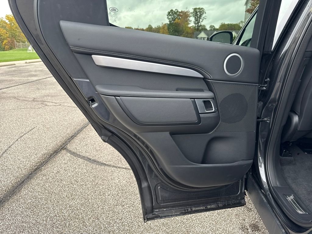 New 2024 Land Rover Discovery Dynamic SE image 9