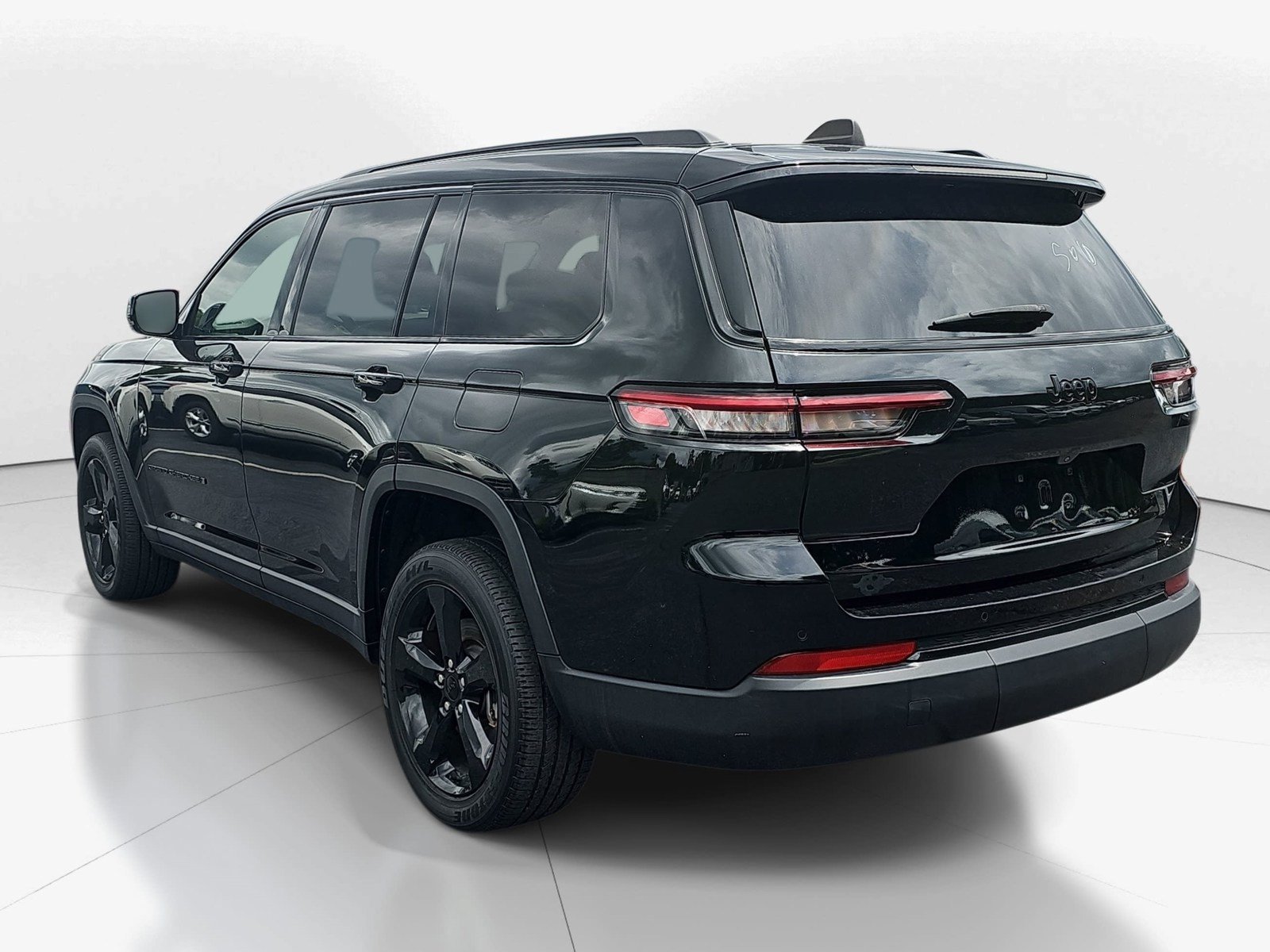 Used 2023 Jeep Grand Cherokee L Laredo RWD image 5