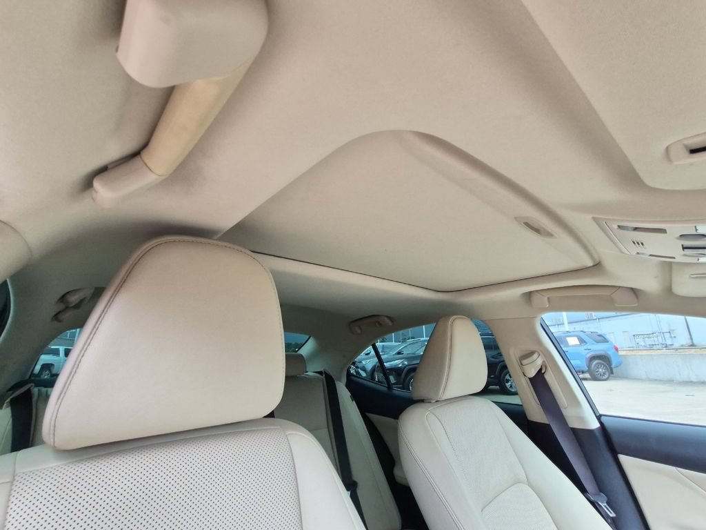 Used 2016 Lexus IS 200t w/ Navigation System Package RWD image 16