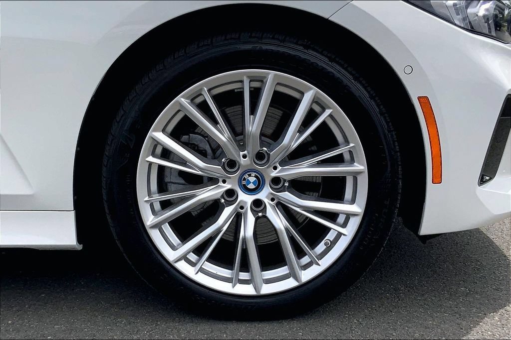 Used 2024 BMW 330e w/ Convenience Package RWD image 9