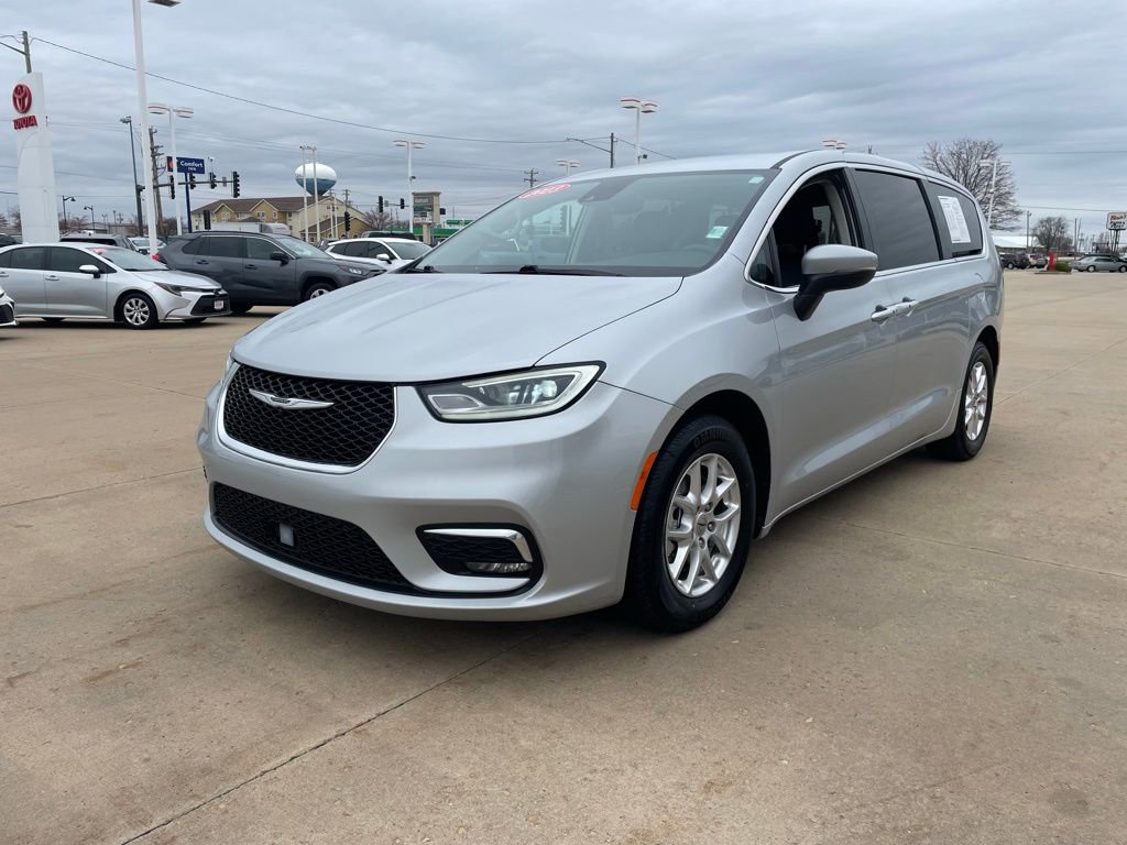 Used 2023 Chrysler Pacifica Touring-L image 2