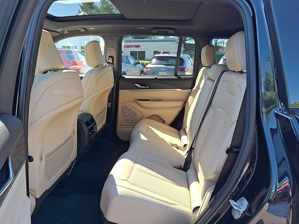 Used 2024 Jeep Grand Cherokee Limited w/ Luxury Tech Group II AWD/4WD image 13