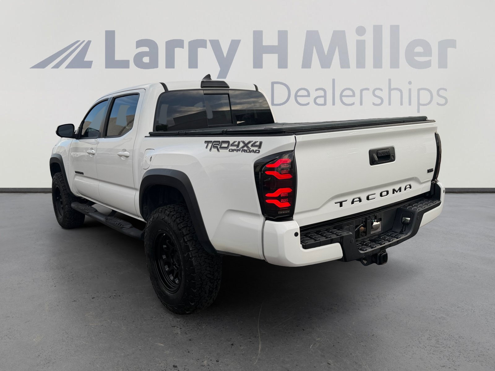 Used 2017 Toyota Tacoma TRD Off-Road w/ Premium & Technology Package AWD/4WD image 3