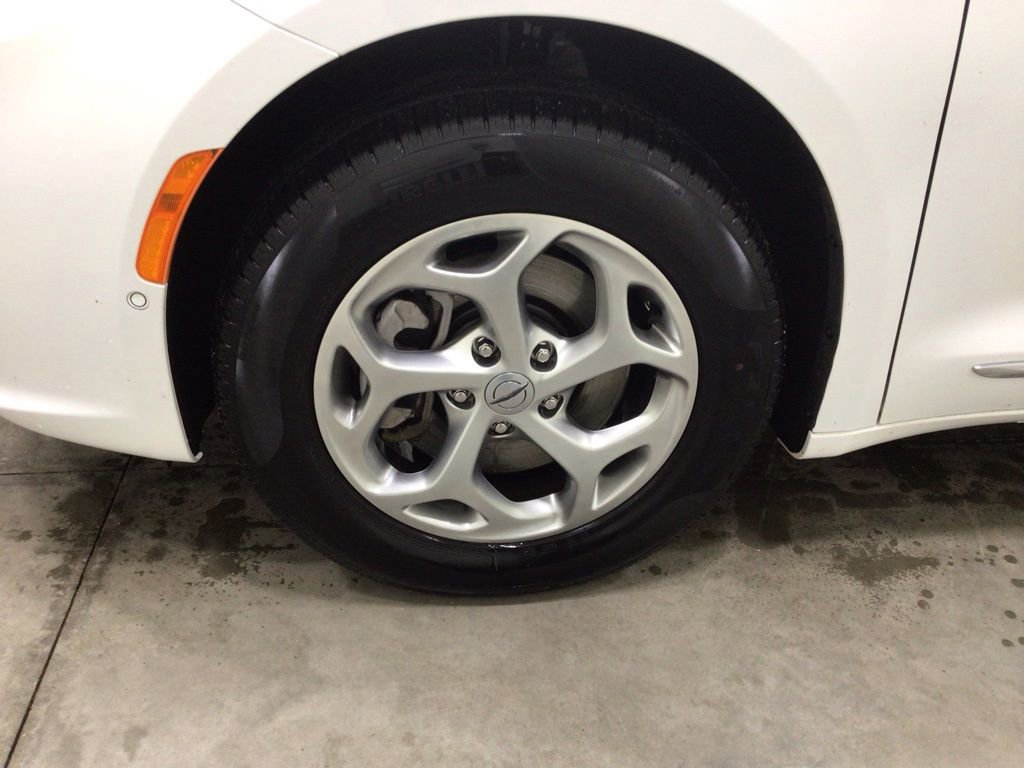 Used 2023 Chrysler Pacifica Limited w/ Trailer Tow Group AWD/4WD image 8