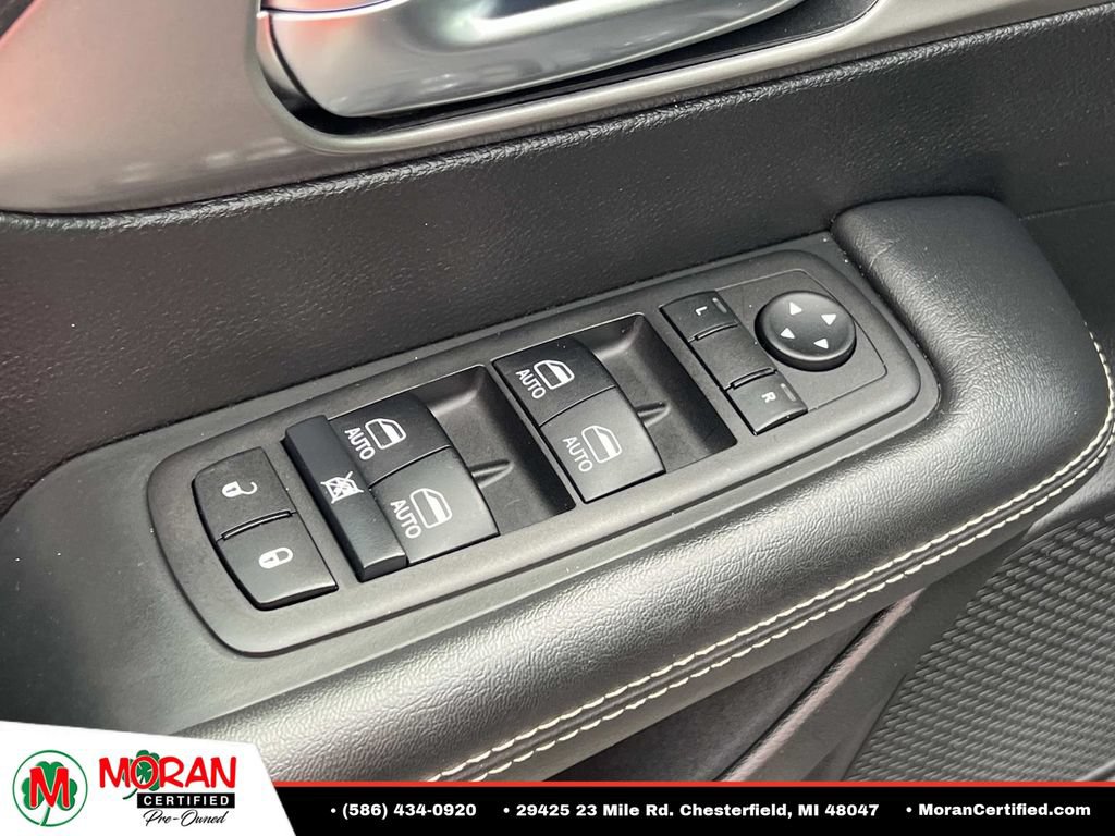 Used 2025 Chrysler Pacifica Select FWD image 16