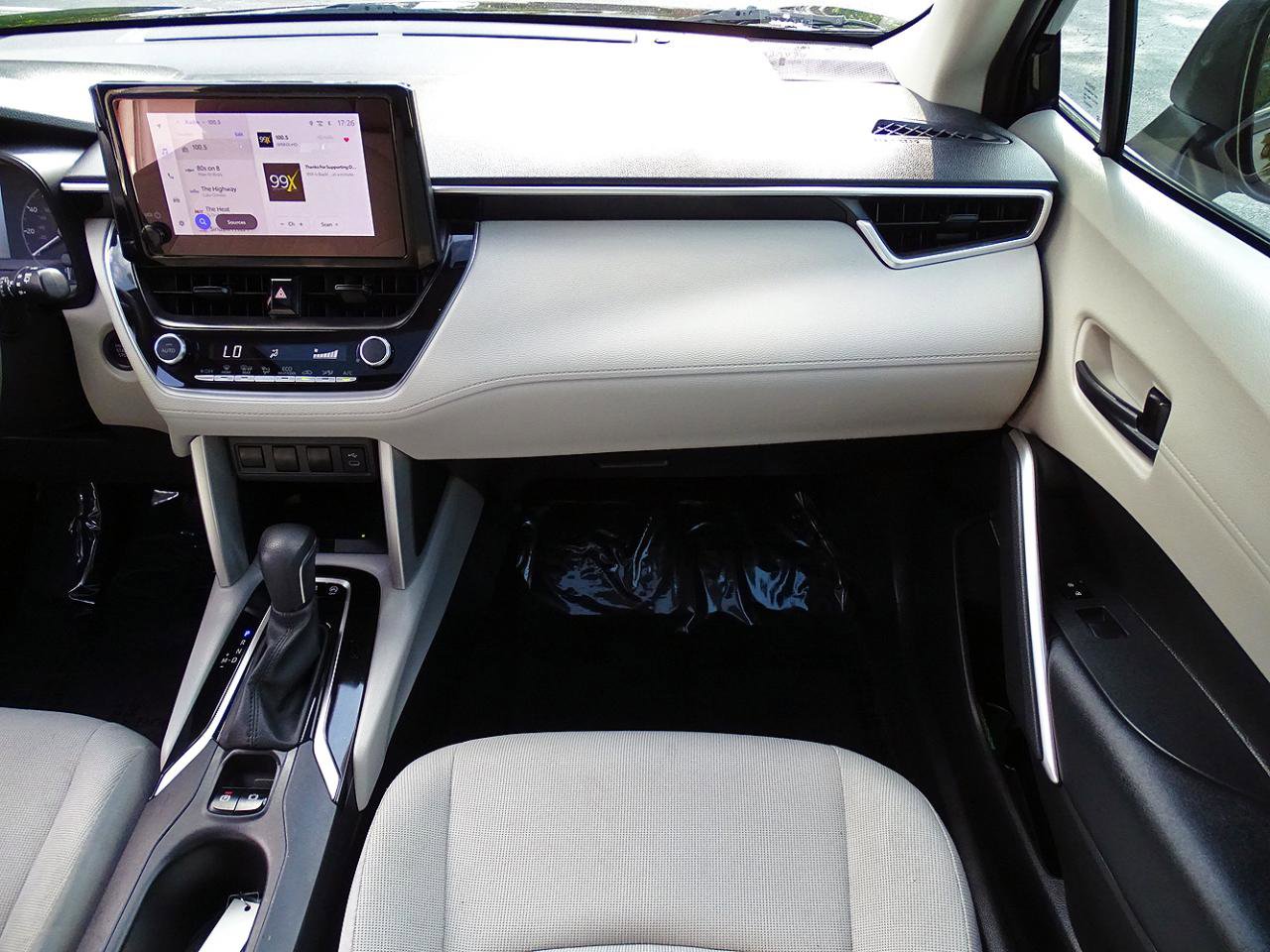 Used 2024 Toyota Corolla Cross LE w/ Moonroof Package FWD image 33