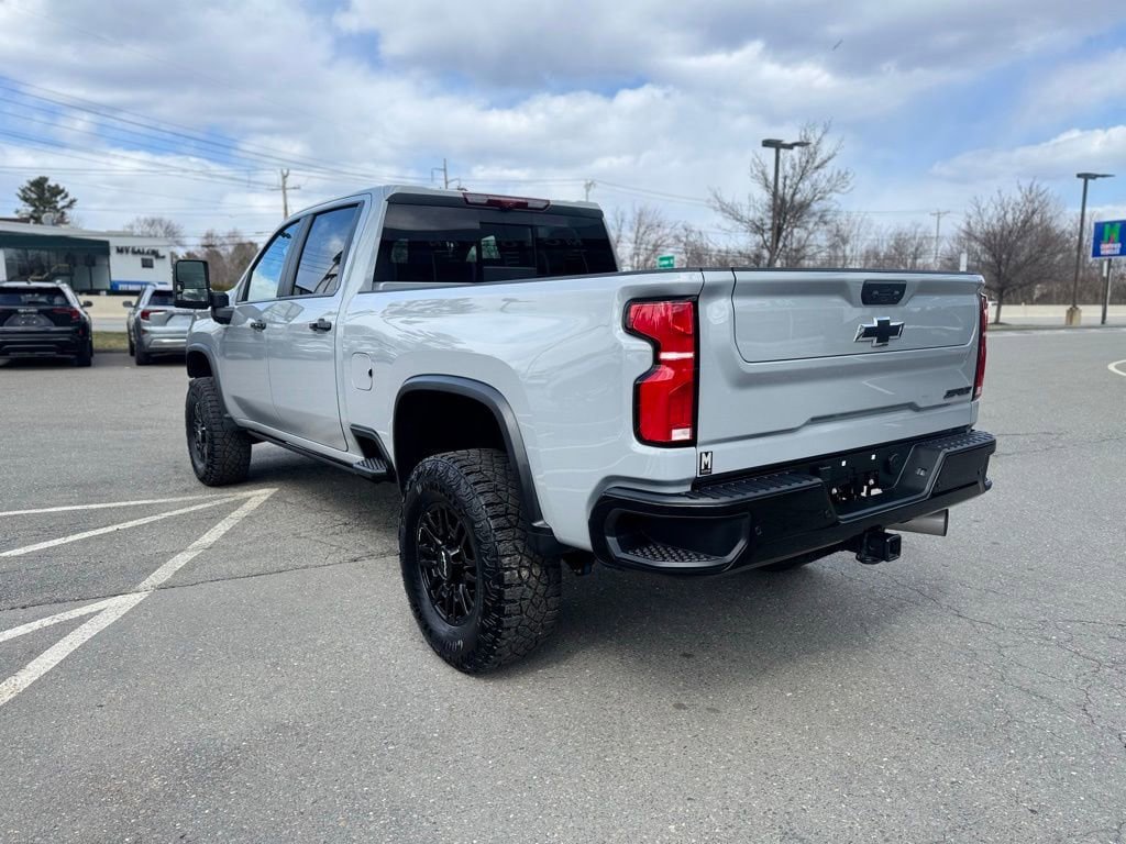 Used 2025 Chevrolet Silverado 2500 ZR2 w/ Technology Package image 4