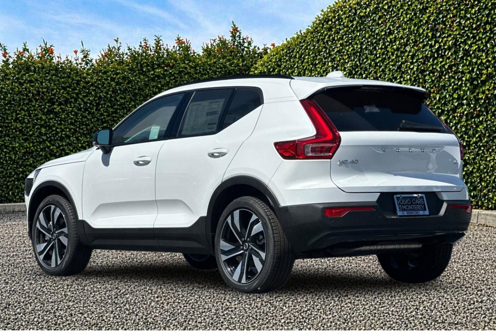 New 2026 Volvo XC40 B4 Plus w/ Climate Package FWD image 4