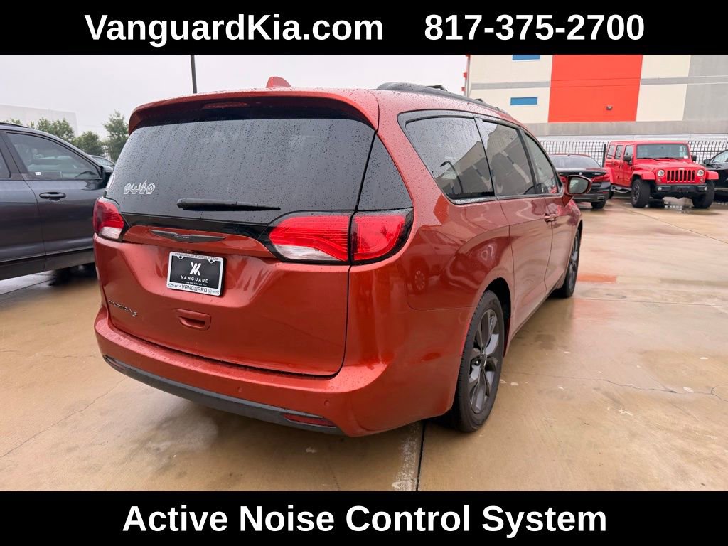 Used 2018 Chrysler Pacifica Touring-L w/ Premium Audio Group image 4