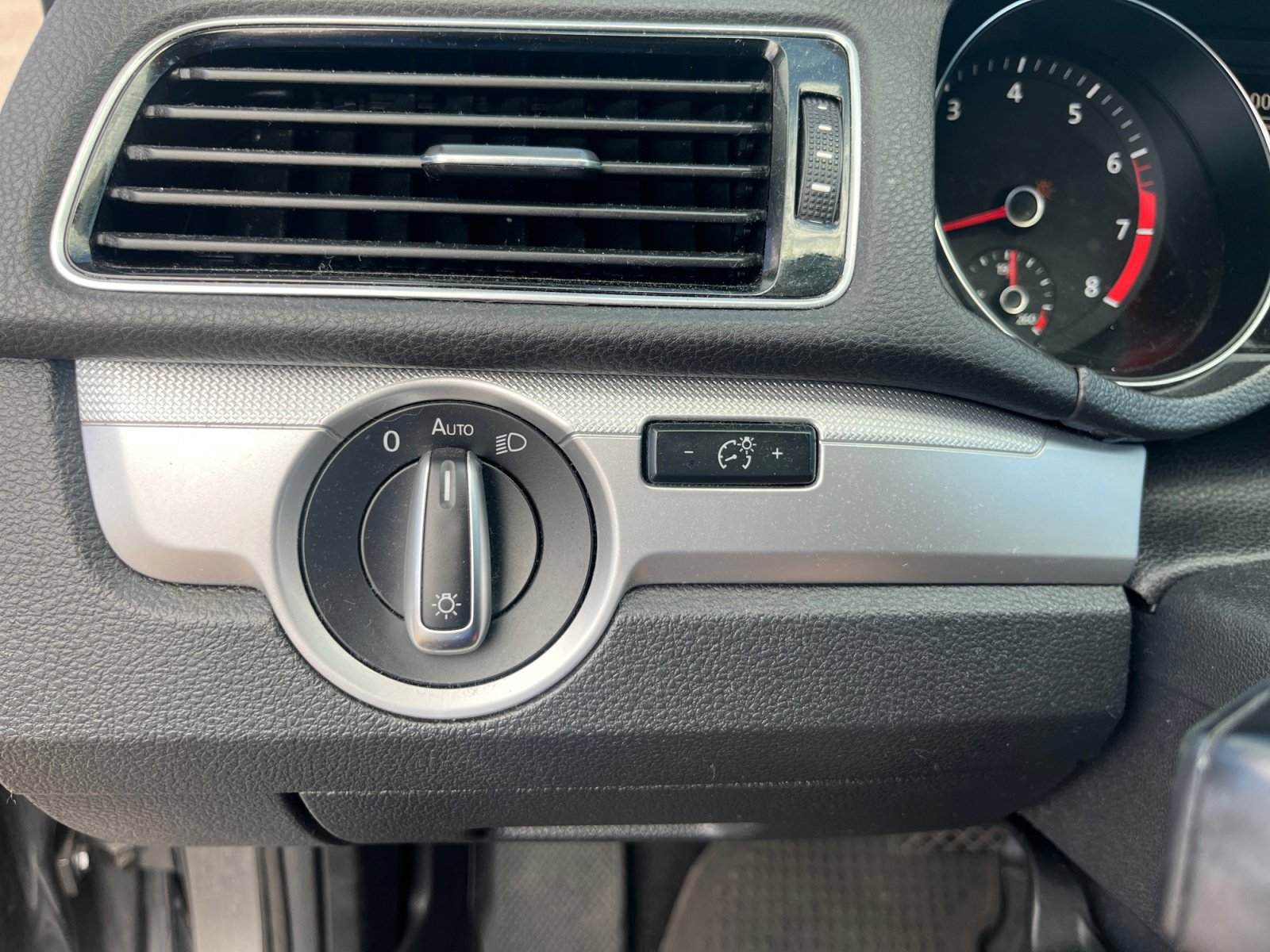 Used 2017 Volkswagen Passat 1.8T S image 32