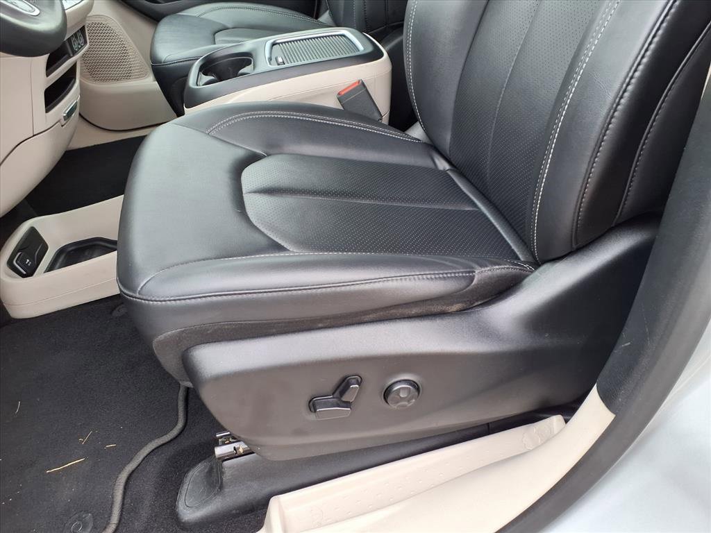 Used 2024 Chrysler Pacifica Select image 13
