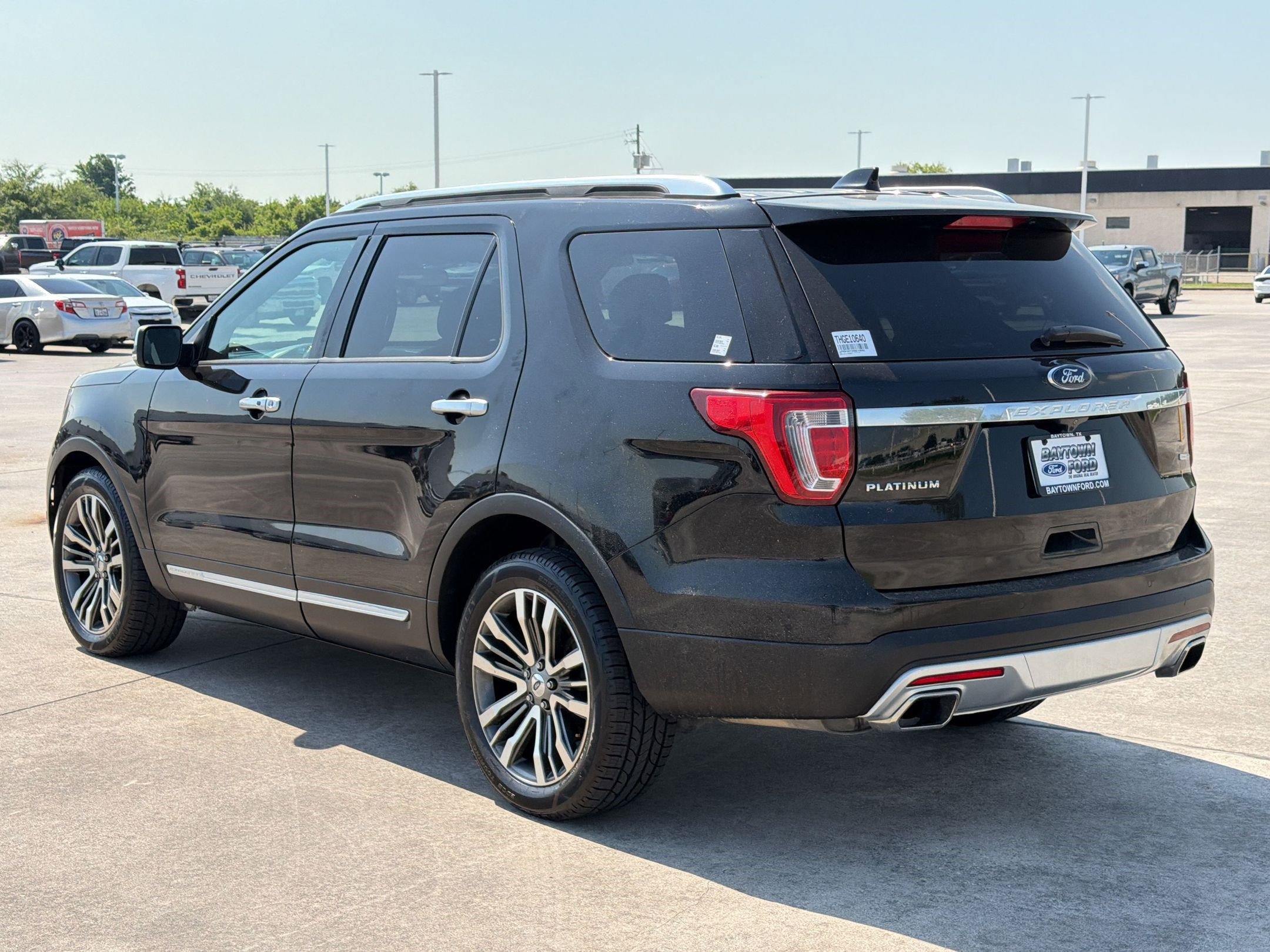 Used 2017 Ford Explorer Platinum AWD/4WD image 3