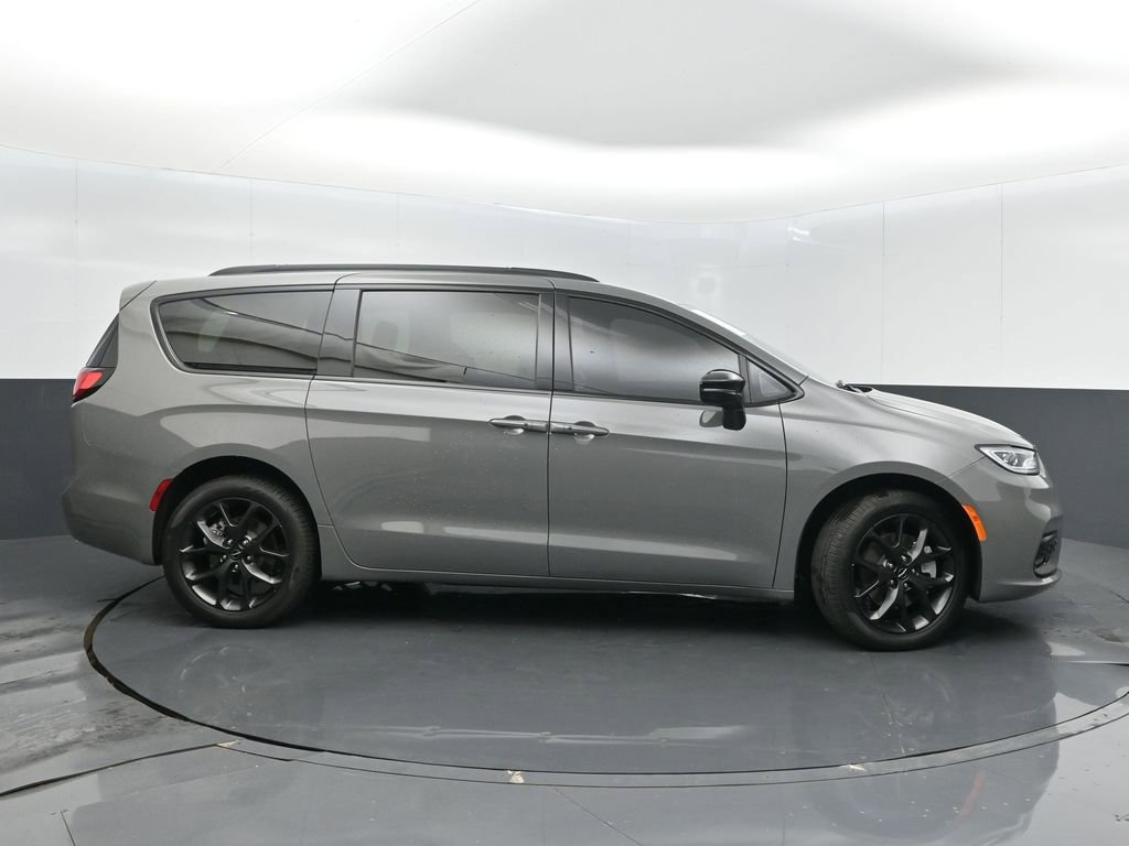 Used 2023 Chrysler Pacifica Limited w/ S Appearance Package AWD/4WD image 8