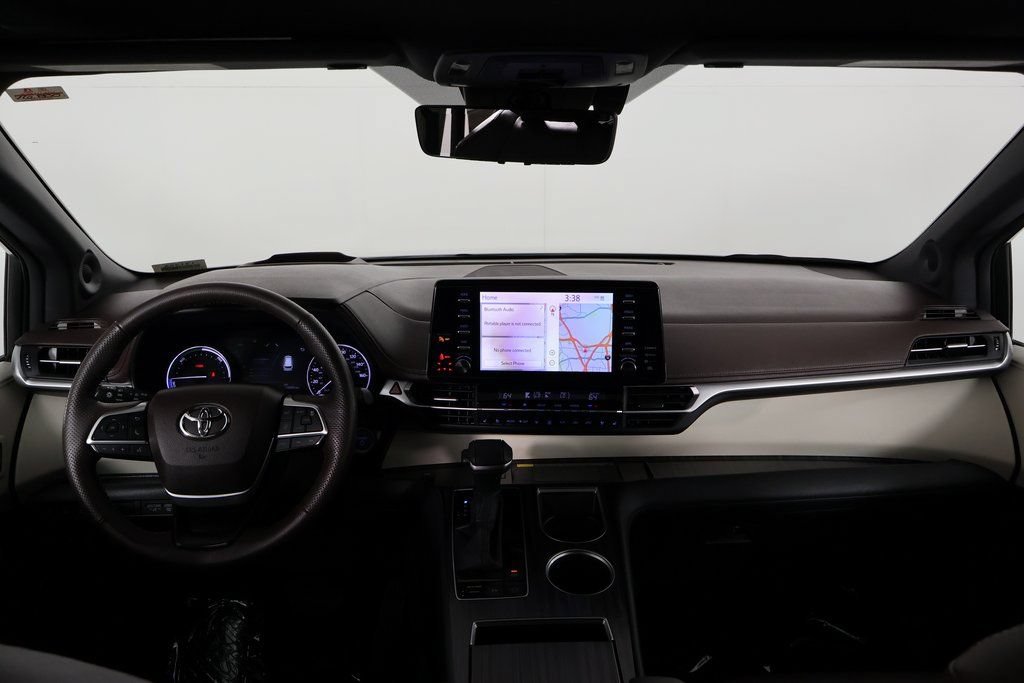 Used 2024 Toyota Sienna Platinum FWD image 8