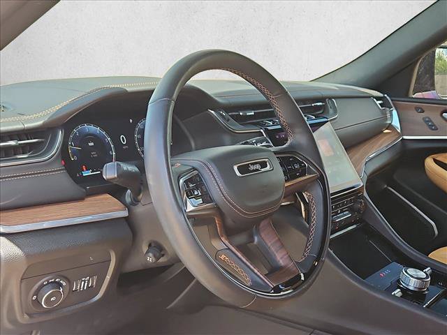 Used 2025 Jeep Grand Cherokee Summit AWD/4WD image 10