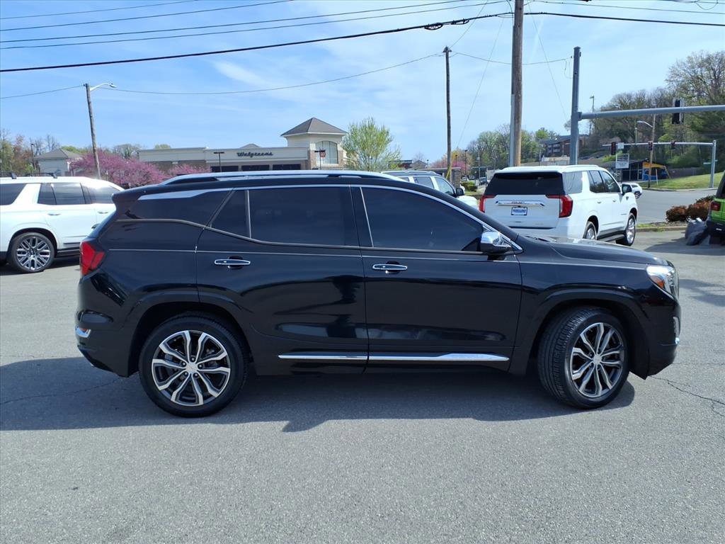 Used 2020 GMC Terrain Denali w/ Denali Premium Package FWD image 2