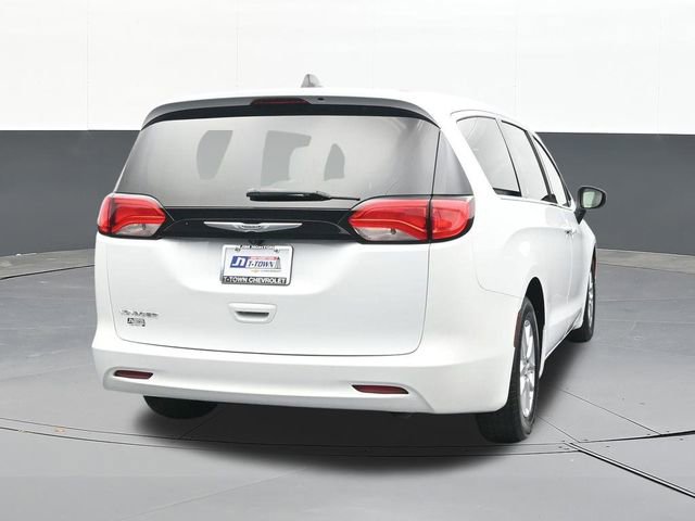 Used 2022 Chrysler Voyager LX image 12