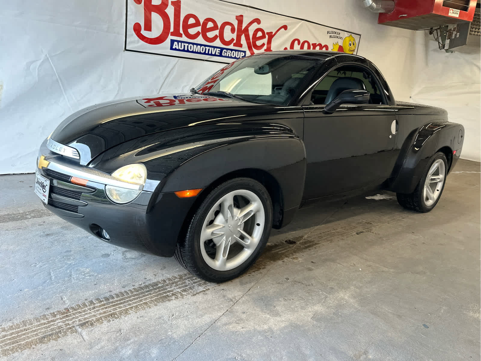 Used 2004 Chevrolet SSR w/ Preferred Equipment Group RWD image 2