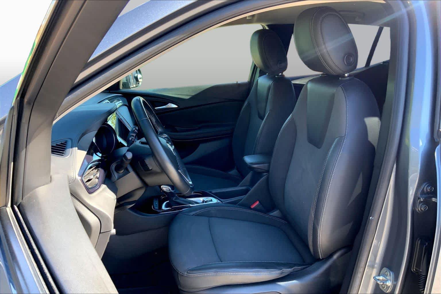 Used 2022 Buick Encore GX Select w/ Sport Touring Package FWD image 8